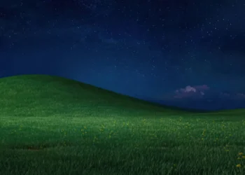 Windows XP Bliss hill under a star-filled night sky with peaceful green fields and nostalgic scenery live wallpaper.